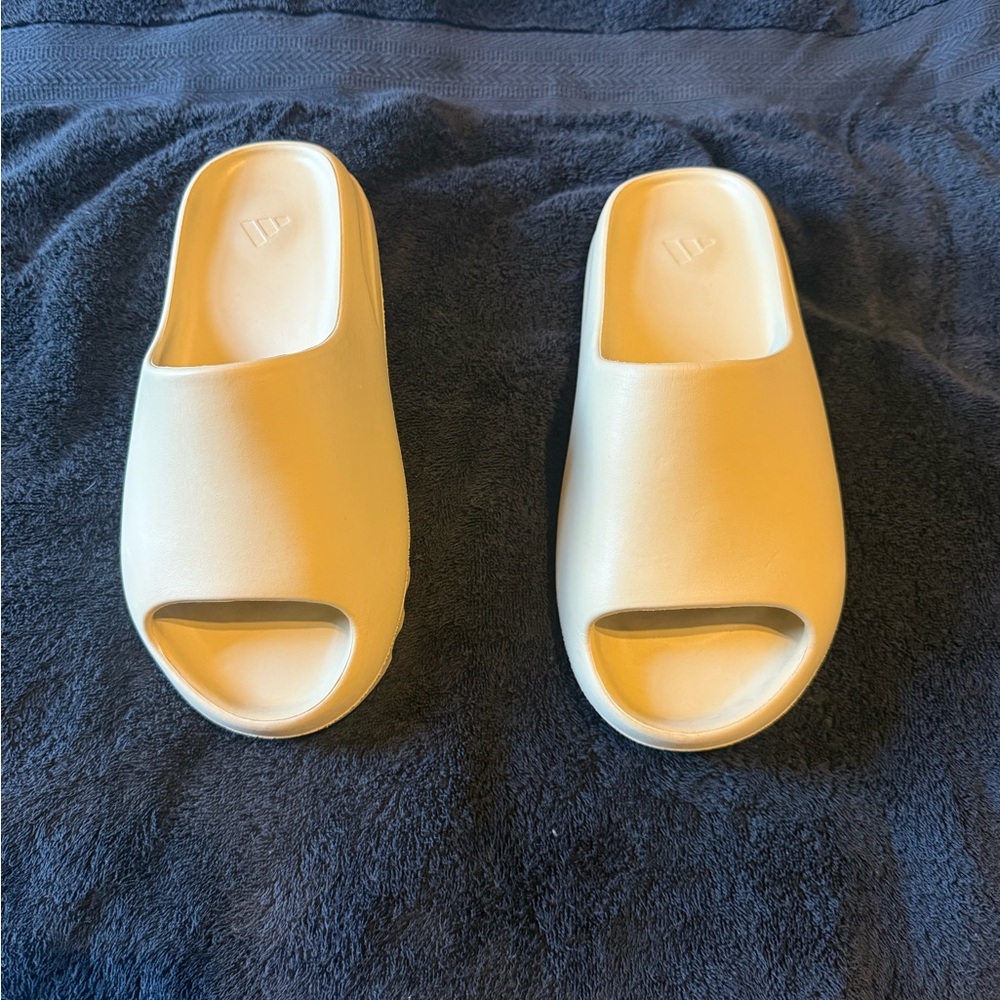 Yeezy slides Bone